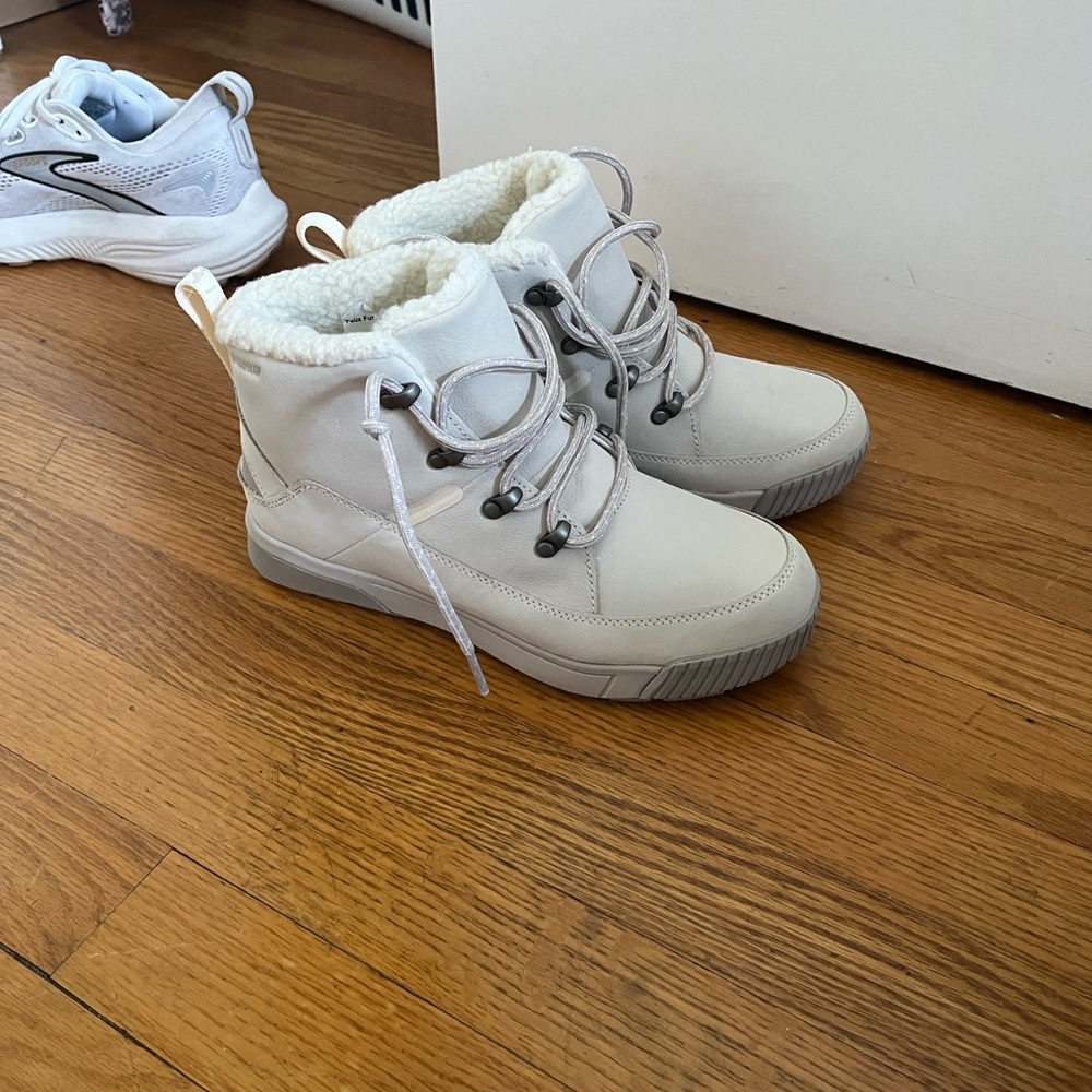 North Face SIERRA MID LACE WATERPROOF BOOTS (7.5)